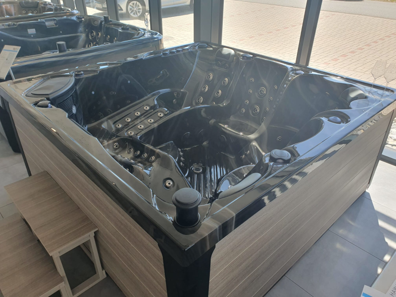 Vírivka Everest - vystavený model capuccino s hnedou bočnicou